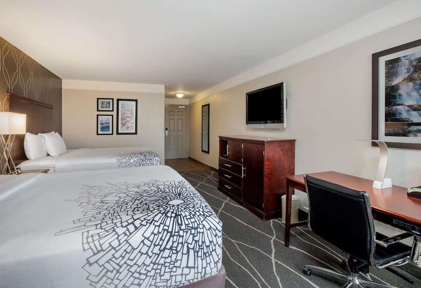 Отель Fairfield By Marriott Inn & Suites Fresno Riverpark