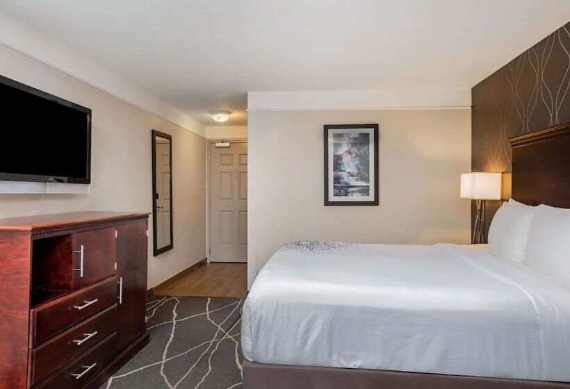 Отель Fairfield By Marriott Inn & Suites Fresno Riverpark