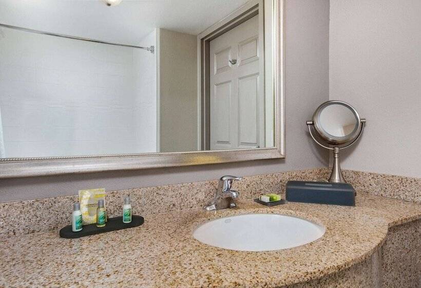 Отель Fairfield By Marriott Inn & Suites Fresno Riverpark