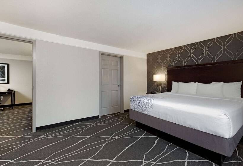 Отель Fairfield By Marriott Inn & Suites Fresno Riverpark