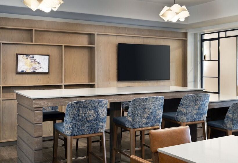 Отель Fairfield By Marriott Inn & Suites Fresno Riverpark