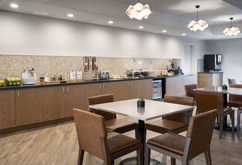 Отель Fairfield By Marriott Inn & Suites Fresno Riverpark