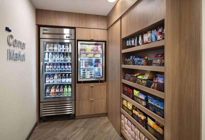 Отель Fairfield By Marriott Inn & Suites Fresno Riverpark