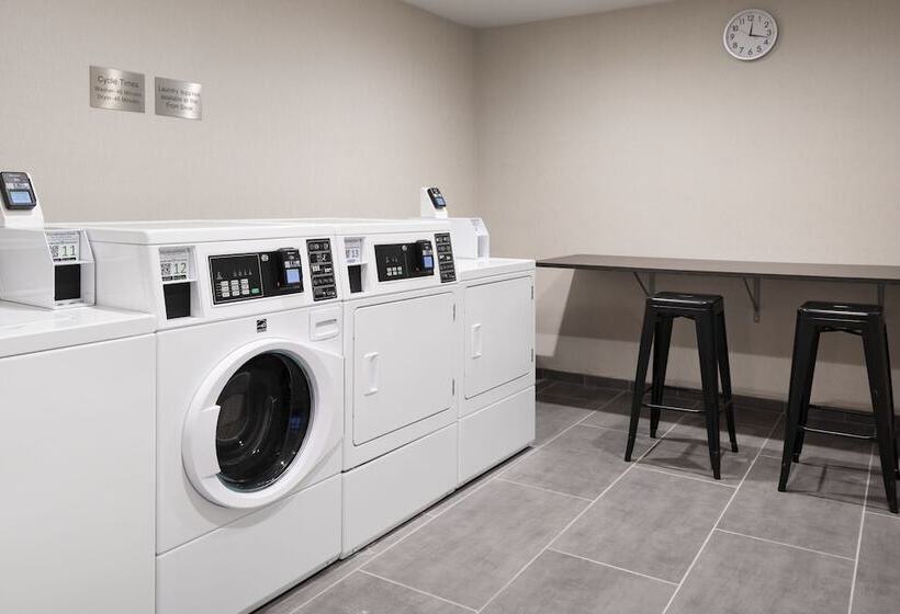 Отель Fairfield By Marriott Inn & Suites Fresno Riverpark