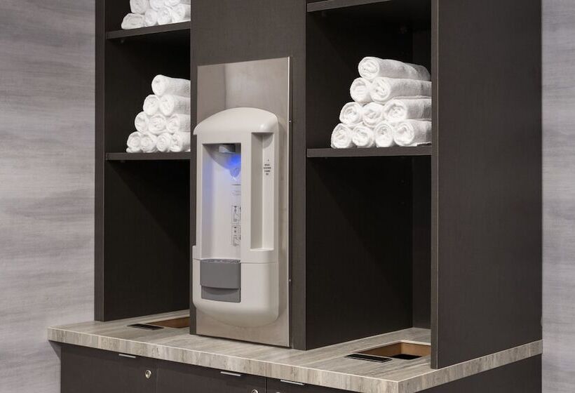 Отель Fairfield By Marriott Inn & Suites Fresno Riverpark