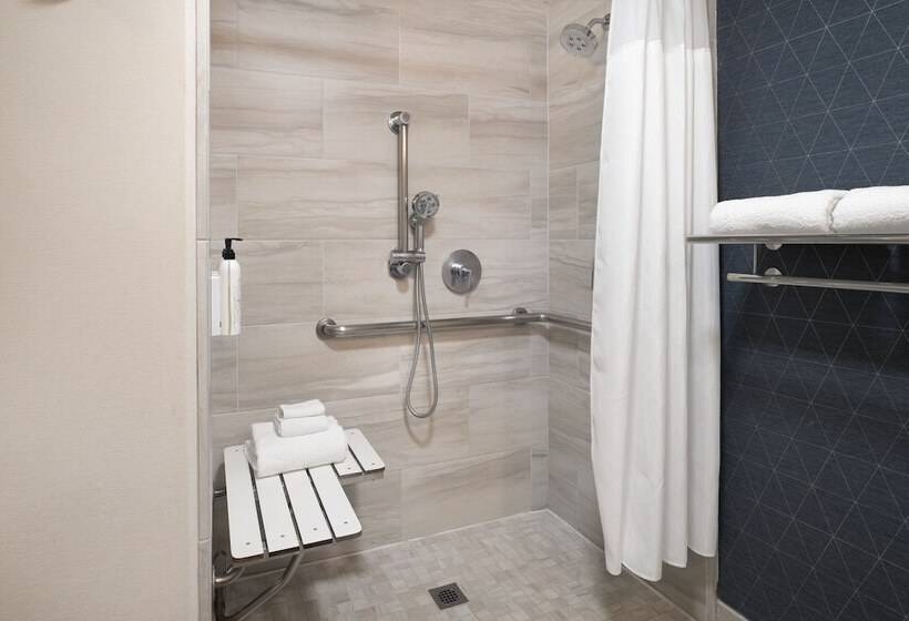 Отель Fairfield By Marriott Inn & Suites Fresno Riverpark