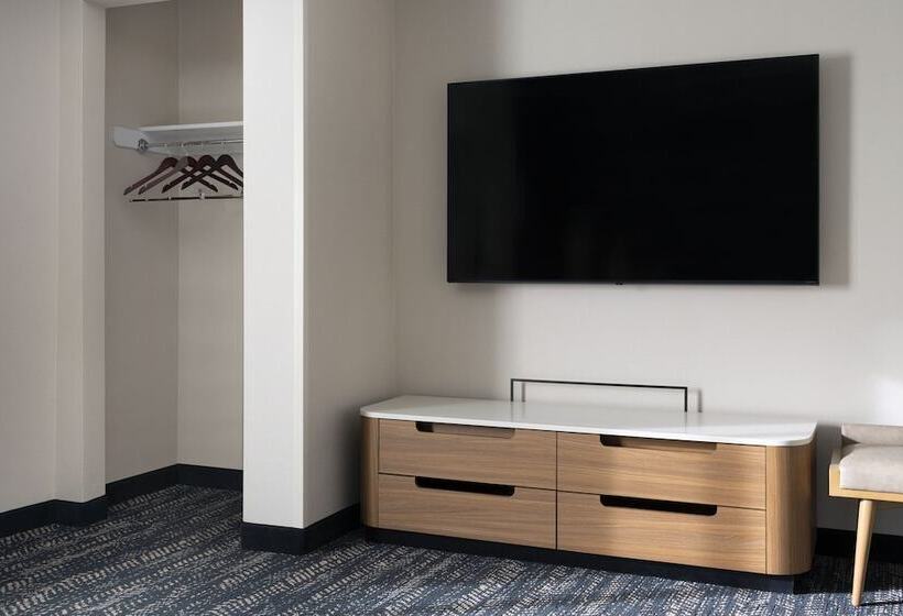 Отель Fairfield By Marriott Inn & Suites Fresno Riverpark