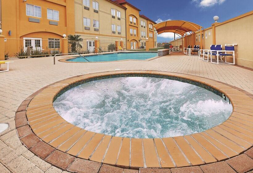 Отель La Quinta Inn & Suites By Wyndham Raymondville