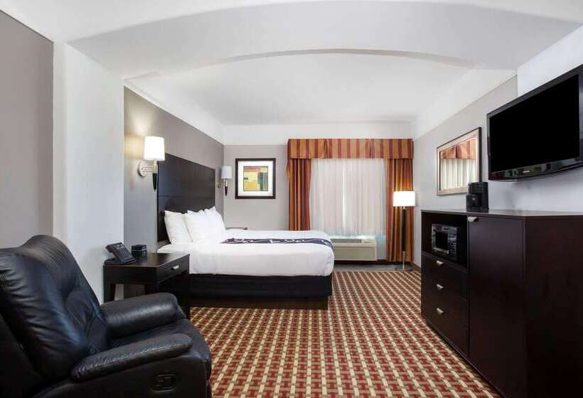 Отель La Quinta Inn & Suites By Wyndham Raymondville