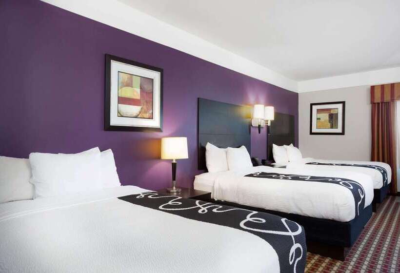 Отель La Quinta Inn & Suites By Wyndham Raymondville