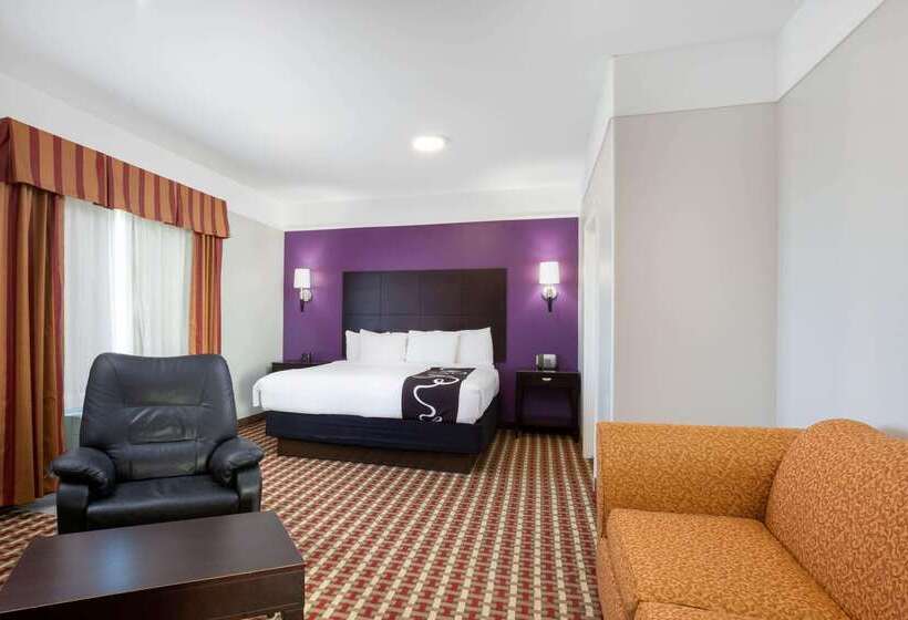 Отель La Quinta Inn & Suites By Wyndham Raymondville