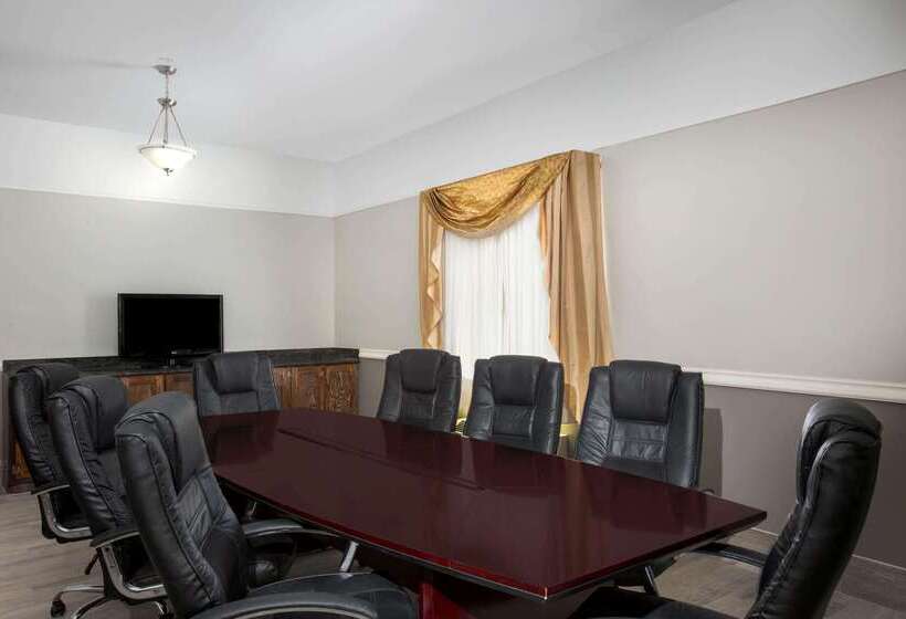 Отель La Quinta Inn & Suites By Wyndham Raymondville