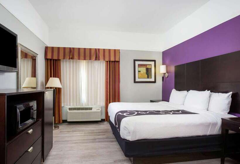 Отель La Quinta Inn & Suites By Wyndham Raymondville