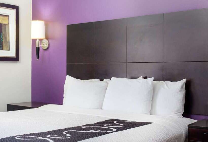 Отель La Quinta Inn & Suites By Wyndham Raymondville