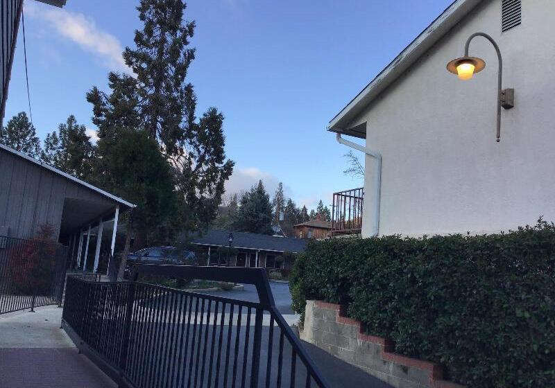 בית מלון כפרי Mariposa Lodge