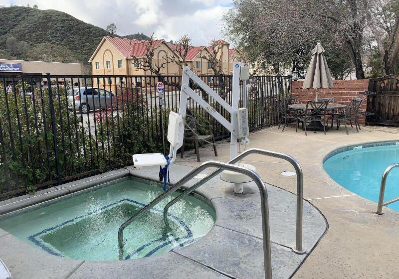 בית מלון כפרי Mariposa Lodge