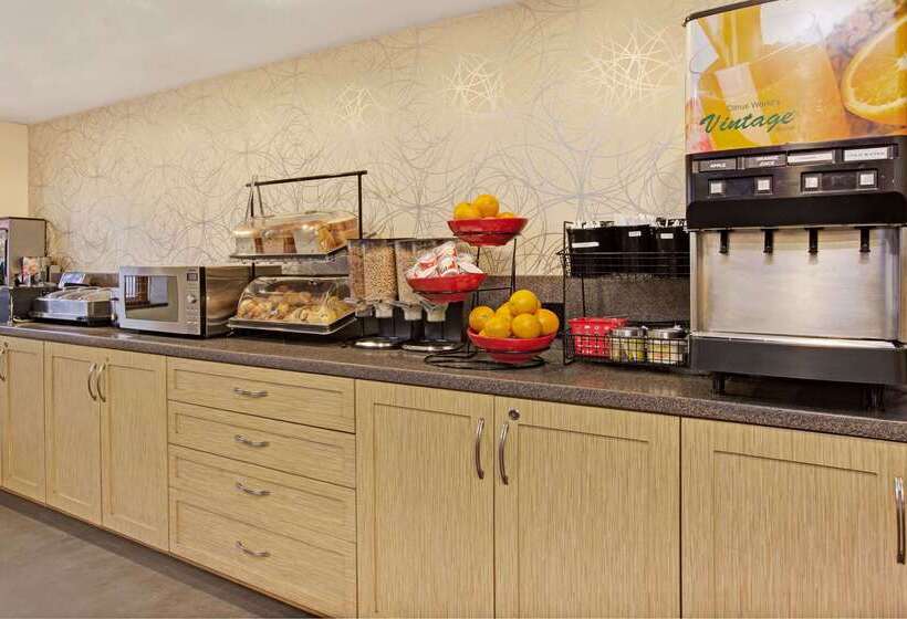 فندق Ramada By Wyndham Staten Island