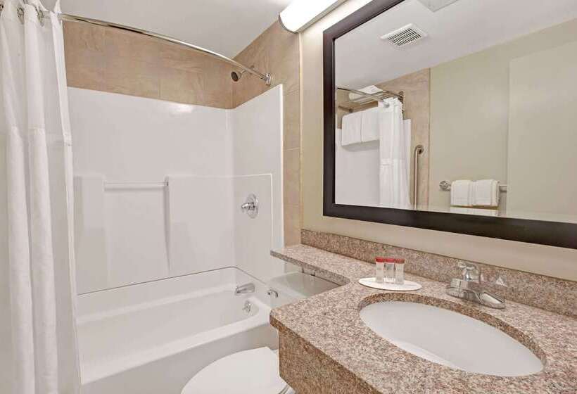 فندق Ramada By Wyndham Staten Island