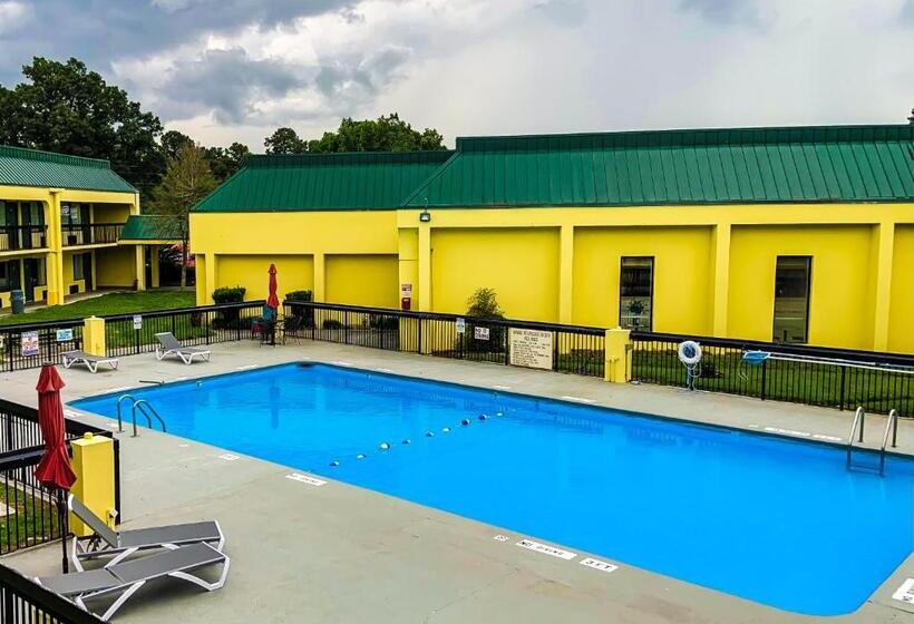 فندق Red Carpet Inn Kinston