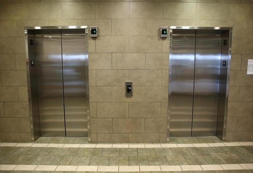 فندق Residence & Conference Centre   Hamilton