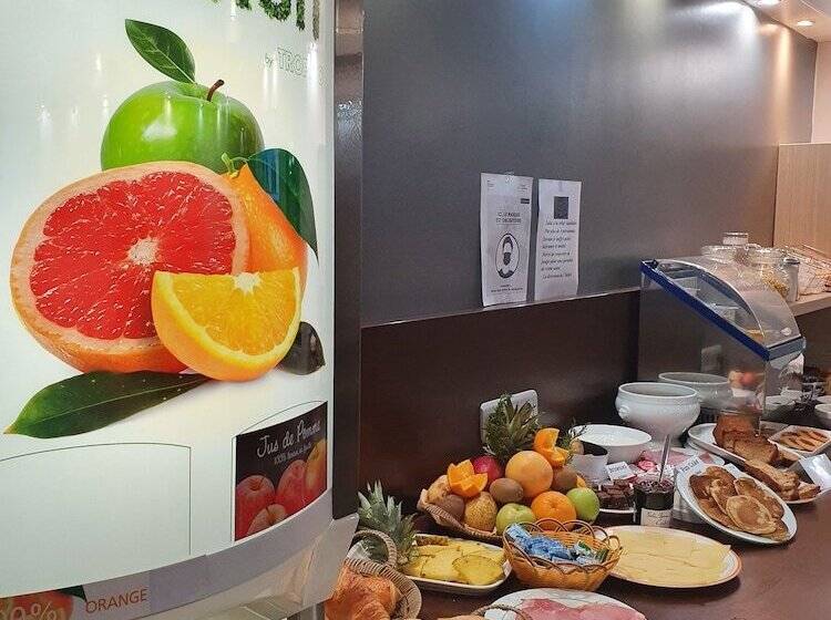 ホテル Restaurant La Chaumiere Les Mureaux   Flins