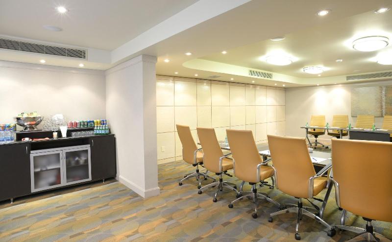 Отель The Shaw Club