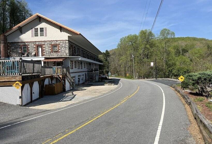 酒店 Skyline Village Inn