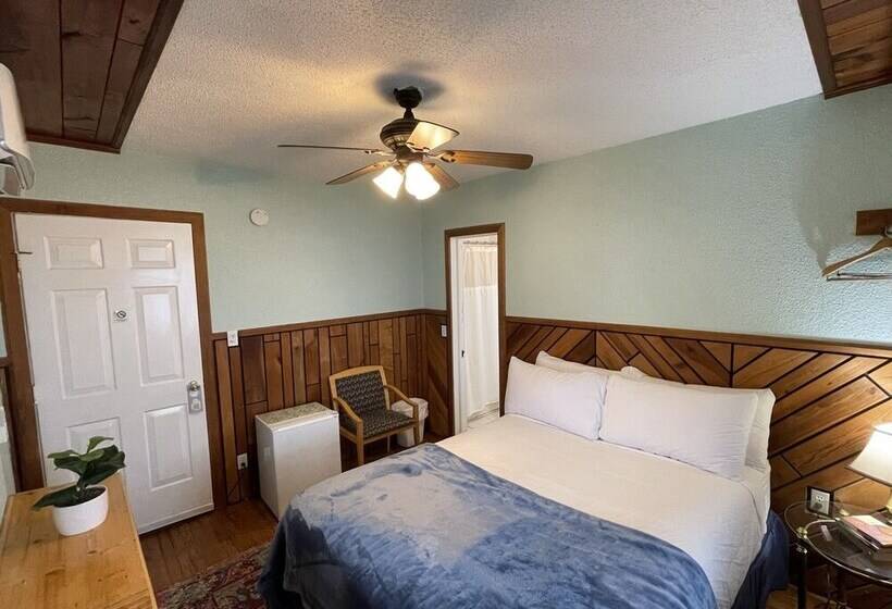 酒店 Skyline Village Inn