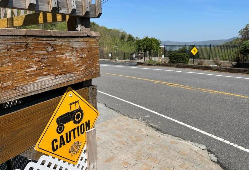 酒店 Skyline Village Inn