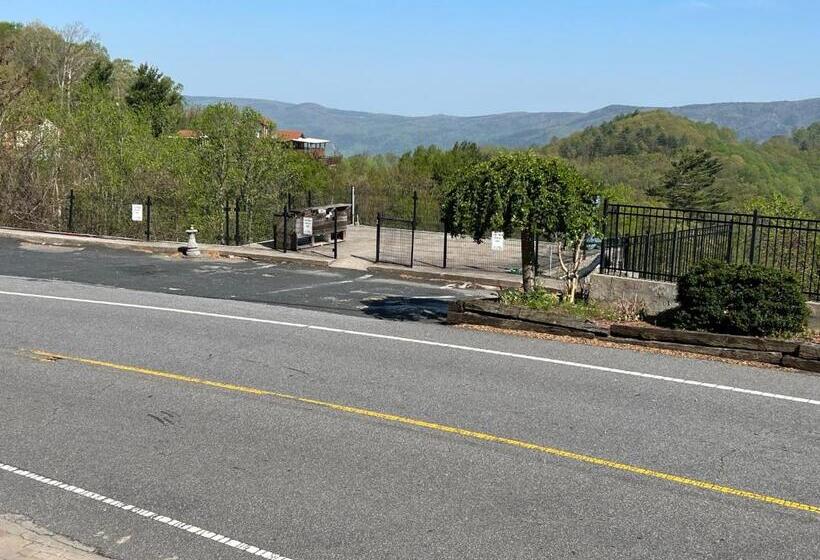 酒店 Skyline Village Inn