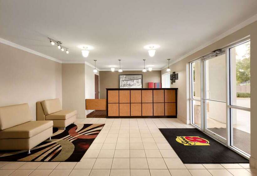 هتل Super 8 By Wyndham Lake Charles Northeast