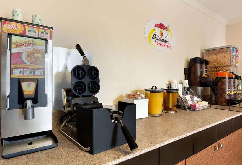 هتل Super 8 By Wyndham Lake Charles Northeast