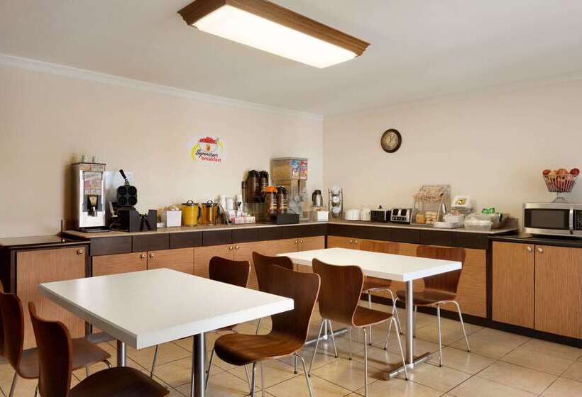 هتل Super 8 By Wyndham Lake Charles Northeast