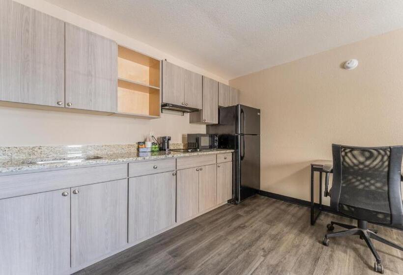 هتل Super 8 By Wyndham Lake Charles Northeast