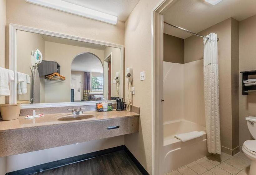 هتل Super 8 By Wyndham Lake Charles Northeast