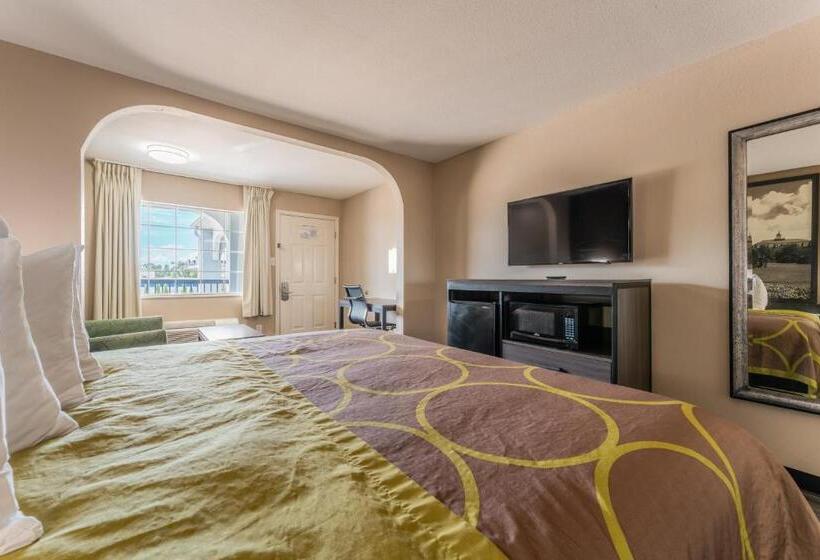 هتل Super 8 By Wyndham Lake Charles Northeast