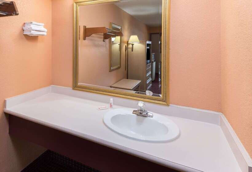 فندق Super 8 By Wyndham Strongsville/cleveland