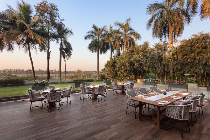 Отель Surat Marriott