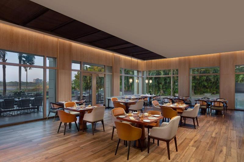 Отель Surat Marriott