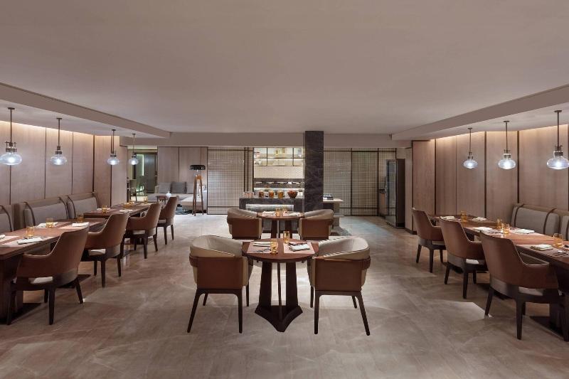 Отель Surat Marriott