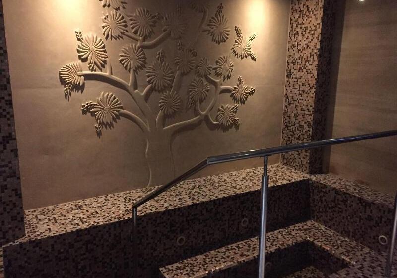 Отель Surat Marriott