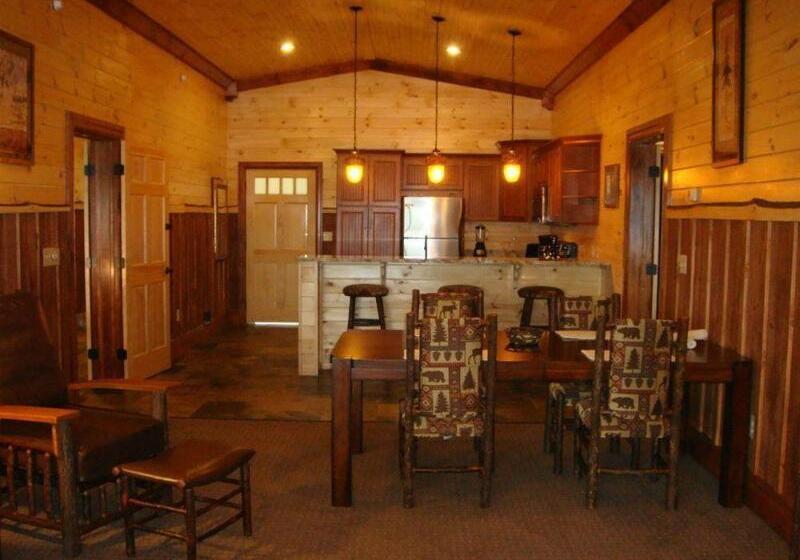 Отель The Lodges At Cresthaven