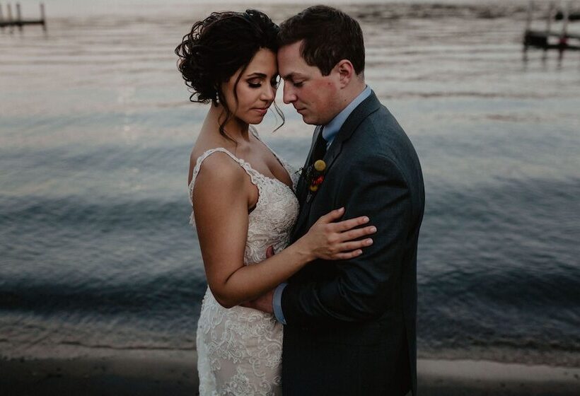 Отель The Lodges At Cresthaven