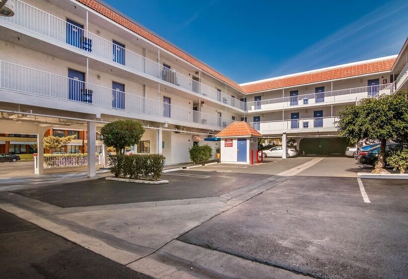 Motel 6 Monterey Park