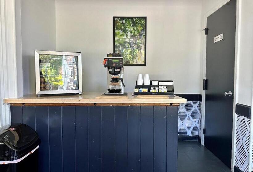 모텔 Budget Host East End Hotel In Riverhead