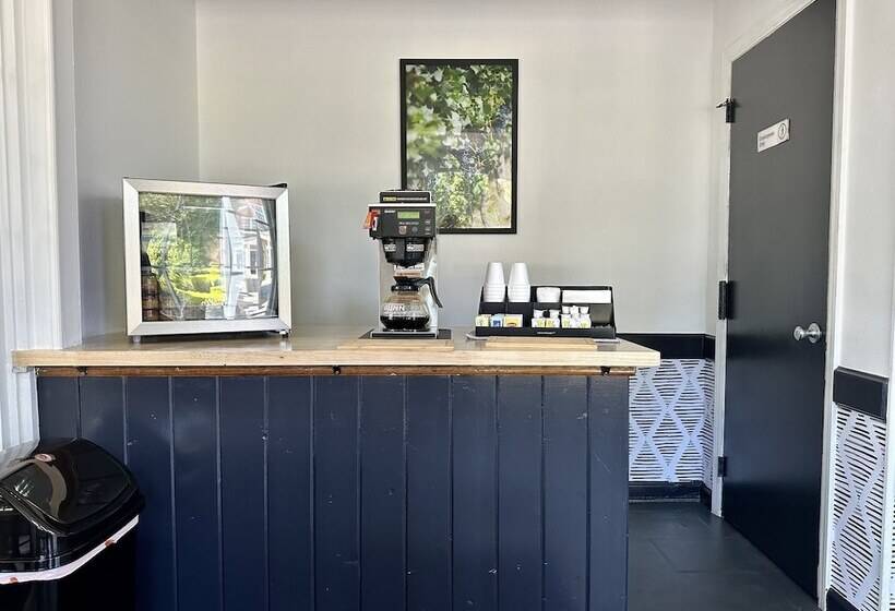 모텔 Budget Host East End Hotel In Riverhead