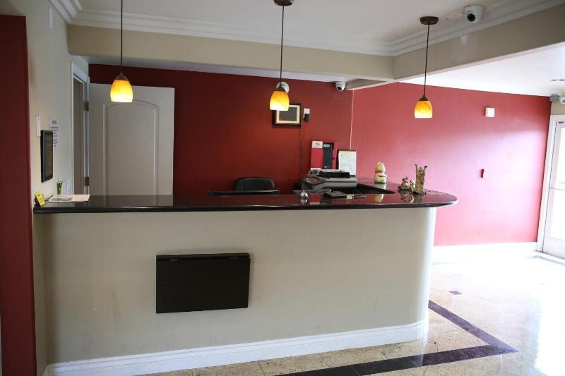 فندق على الطريق Chateau Inn & Suites