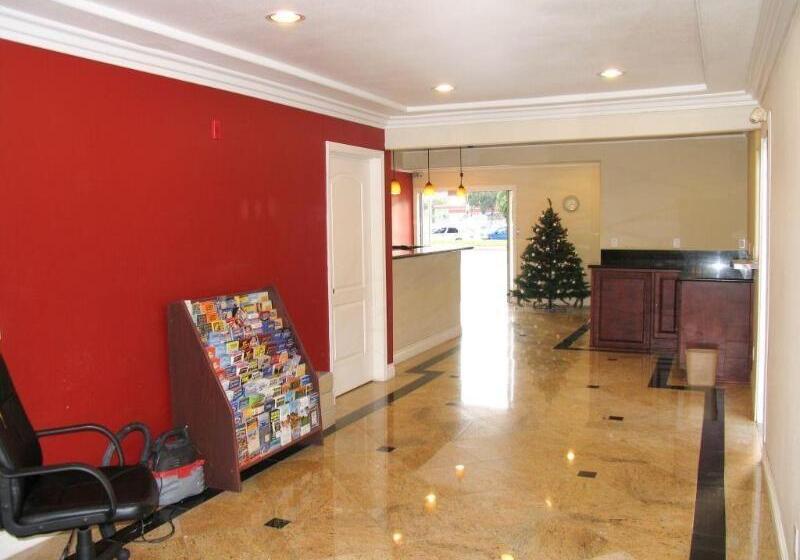 فندق على الطريق Chateau Inn & Suites