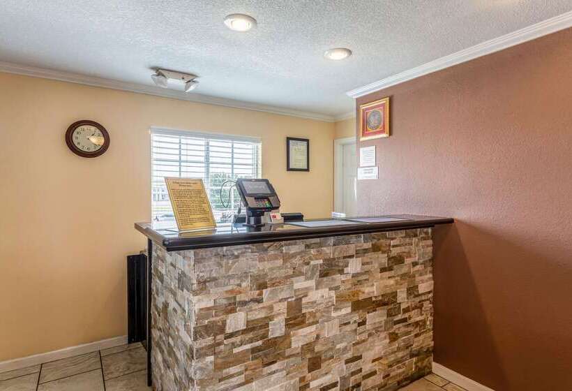 فندق على الطريق Econo Lodge Inn & Suites