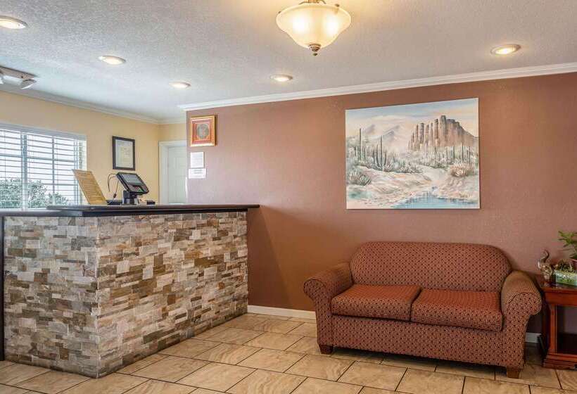 فندق على الطريق Econo Lodge Inn & Suites